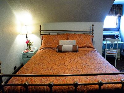 Deluxe Queen Room interior