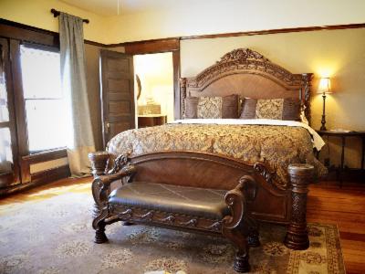 King Suite with Balcony interior